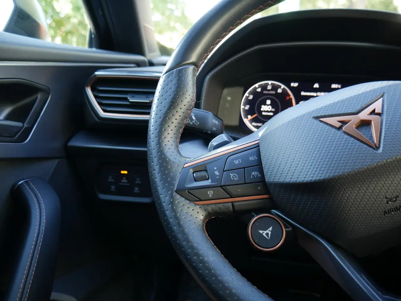CUPRA Formentor 2.0 TSI VZ Tribe Edition LED AHK — Galerie du véhicule 18