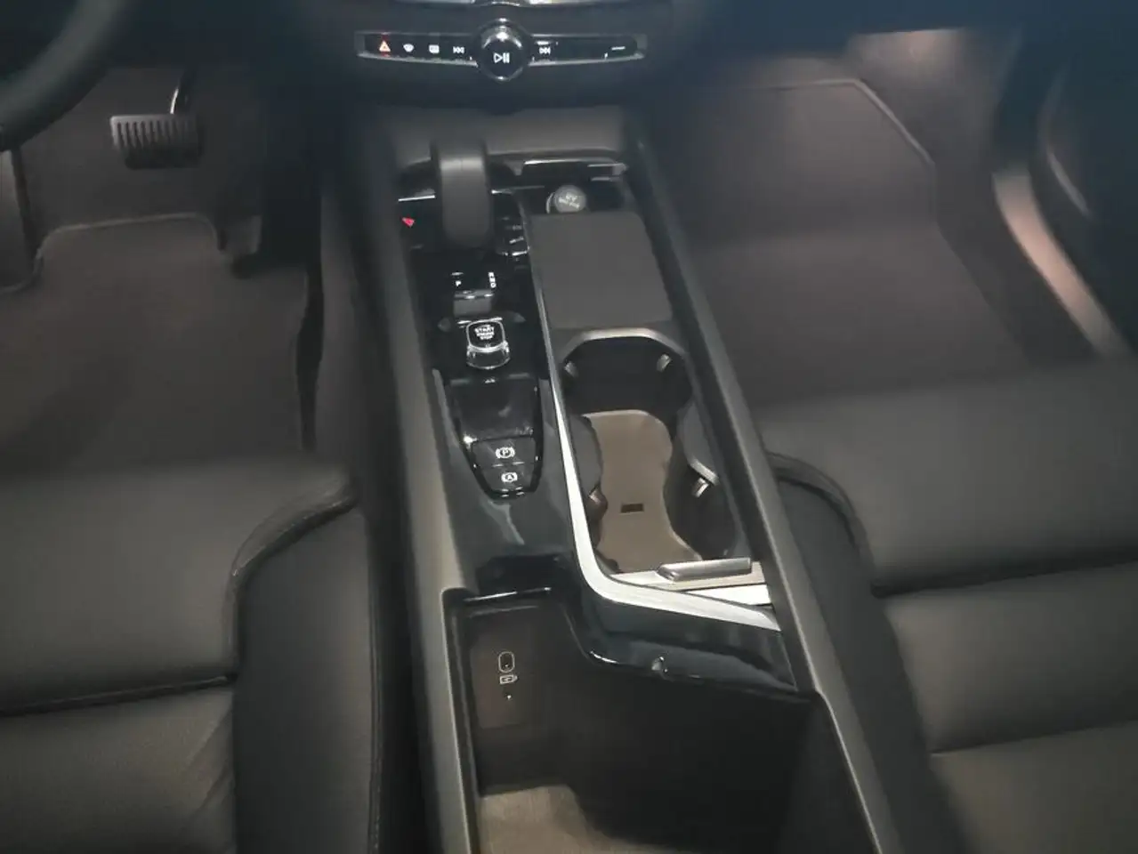 Volvo XC60 XC60 B5 B AWD Core — معرض صور السيارة 19