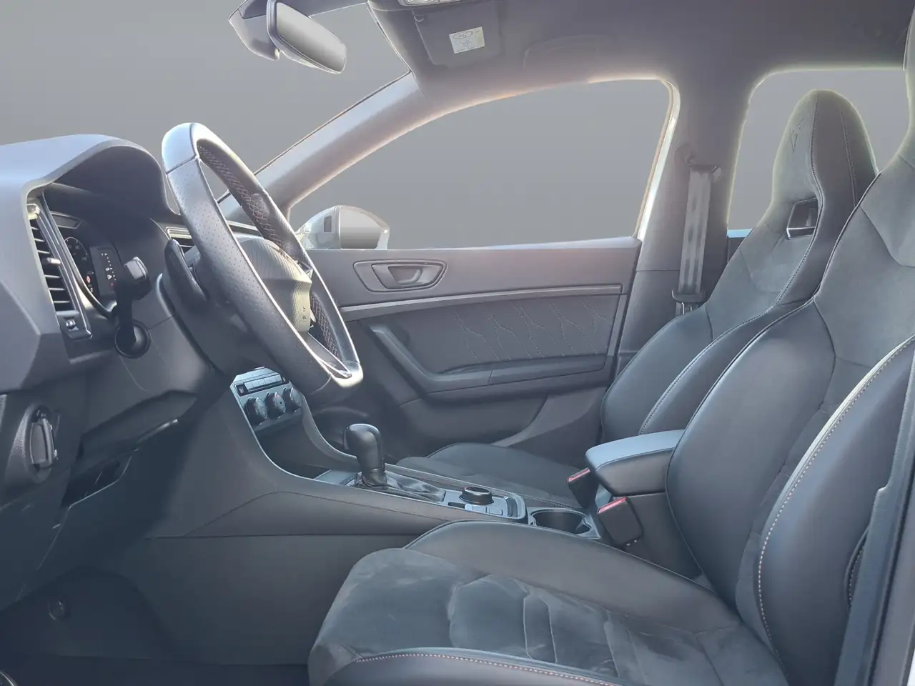 CUPRA Ateca 1.5 TSI DSG +NAVI+BEHEIZBFS+KAMERA+LED+PDC+SHZ — Galería del vehículo 12