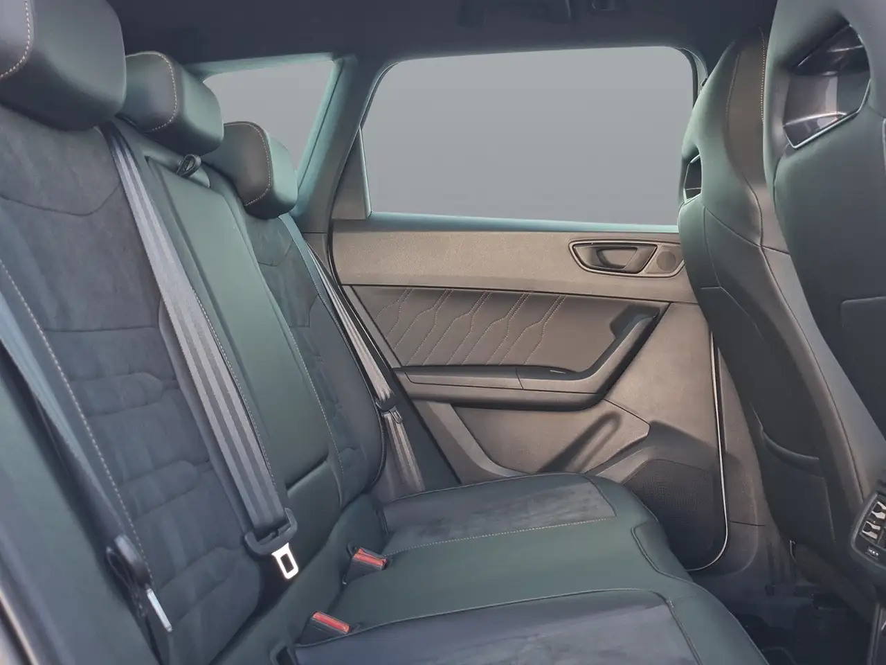 CUPRA Ateca 1.5 TSI DSG +NAVI+BEHEIZBFS+KAMERA+LED+PDC+SHZ — Galería del vehículo 16