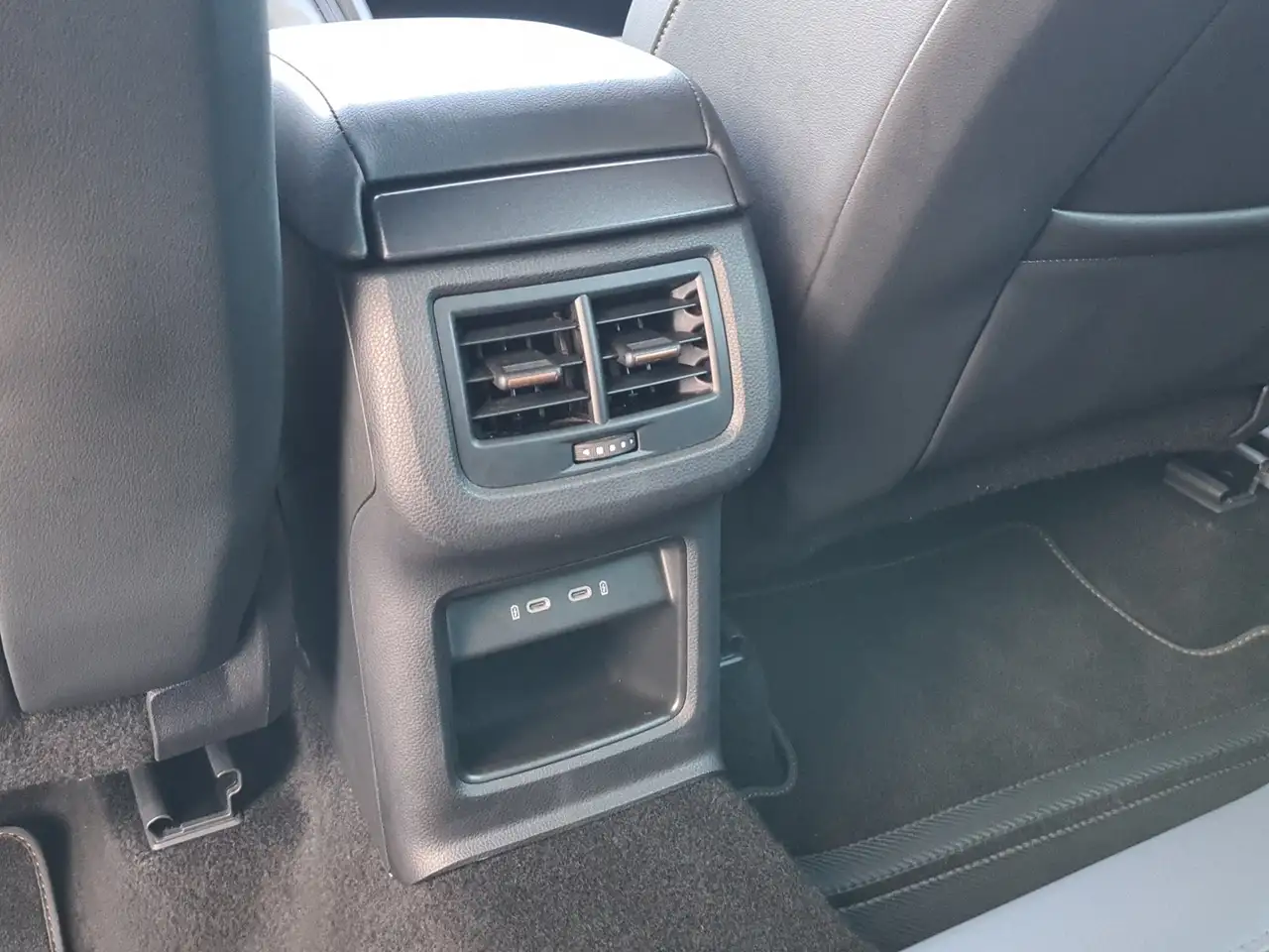 CUPRA Ateca 1.5 TSI DSG +NAVI+BEHEIZBFS+KAMERA+LED+PDC+SHZ — Galería del vehículo 24