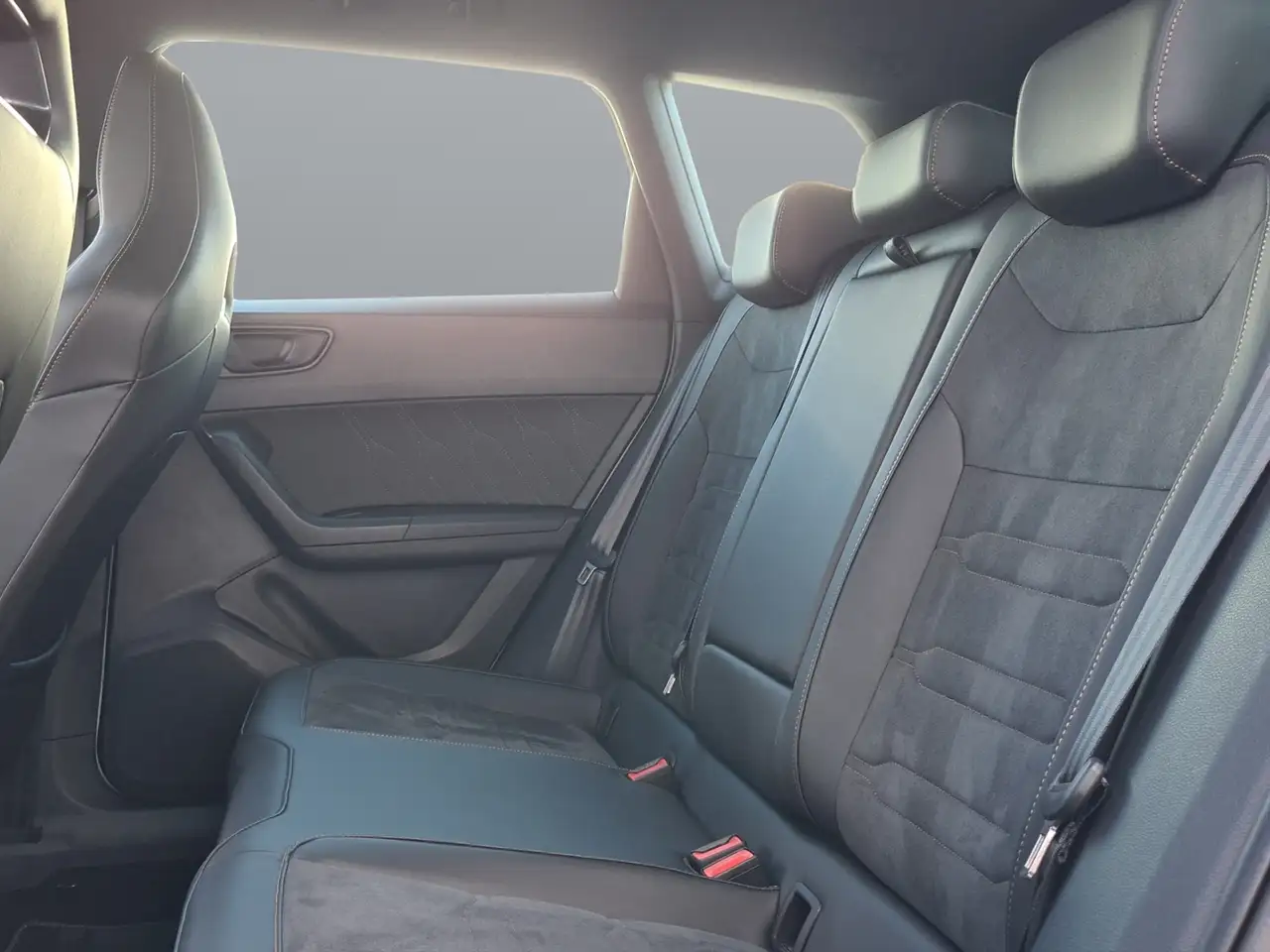 CUPRA Ateca 1.5 TSI DSG +NAVI+BEHEIZBFS+KAMERA+LED+PDC+SHZ — Galería del vehículo 13