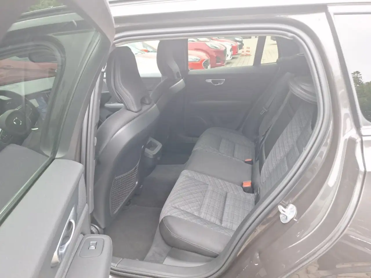 Volvo V60 Kombi B3 Benzin EU6d Core digitales Cockpit Memory — Vehicle gallery 12