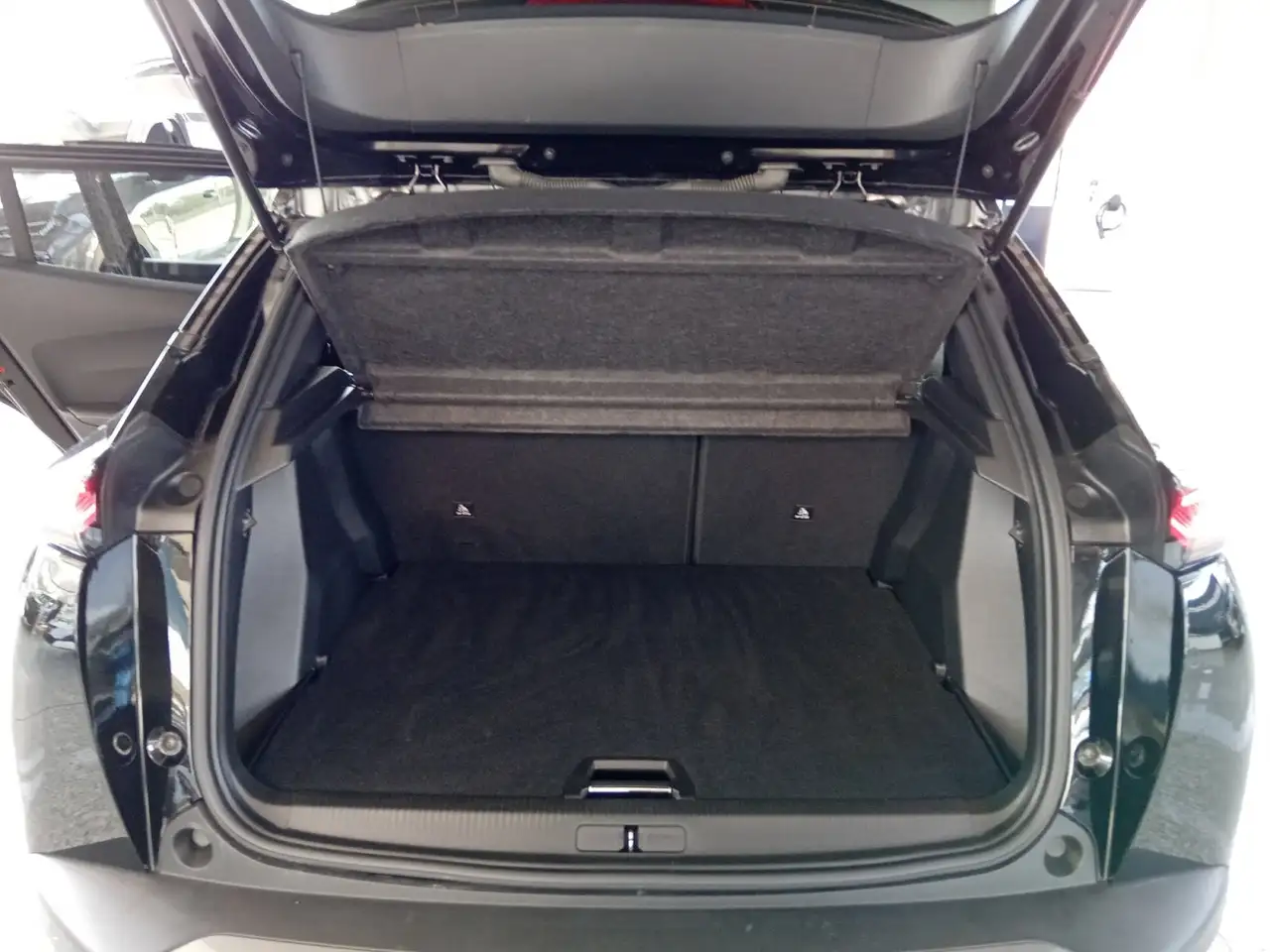 Peugeot 2008 Allure LED+SHZ+KlimaA+LM+PDC+Teilled.+AUT — Galería del vehículo 14