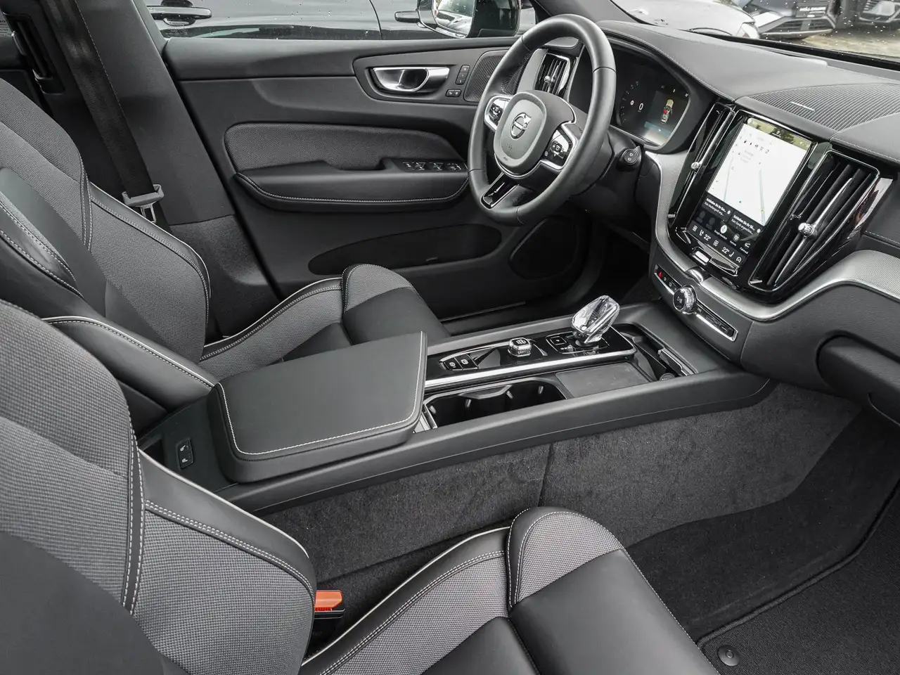 Volvo XC60 T8 AWD Black Edition Ultra Plug-in Hybrid — Vehicle gallery 9