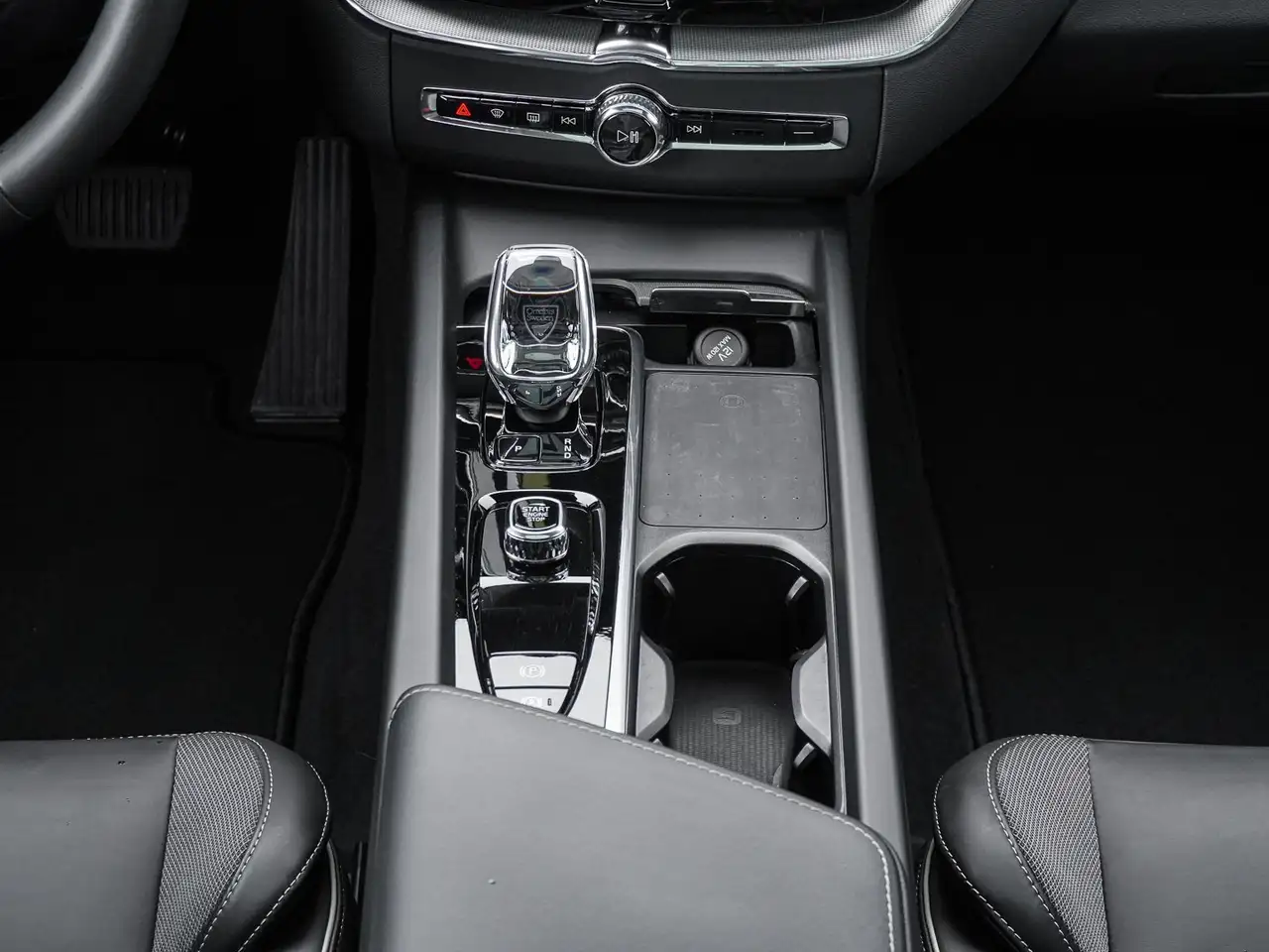 Volvo XC60 T8 AWD Black Edition Ultra Plug-in Hybrid — Vehicle gallery 13