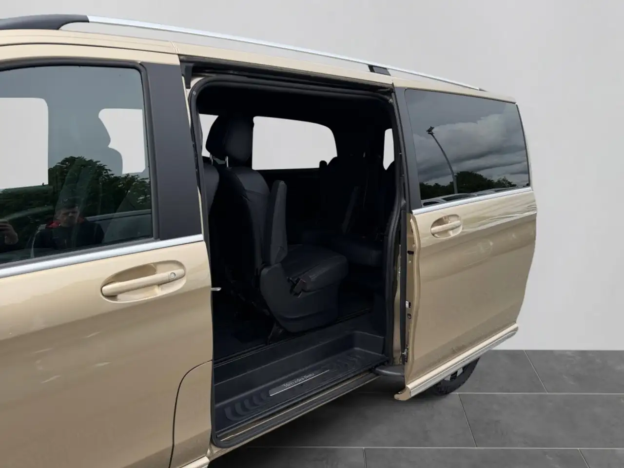 Mercedes-Benz EQV 300 AVANTGARDE Lang PANO|DISTR|360°|LEDER — Galería del vehículo 18