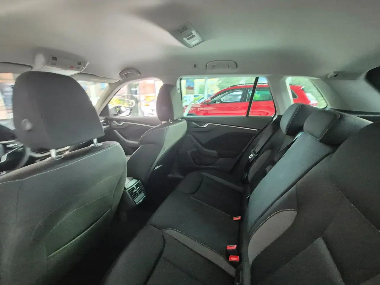 Skoda Kamiq 1.5 TSI Tour *Winterräder* — Galería del vehículo 10