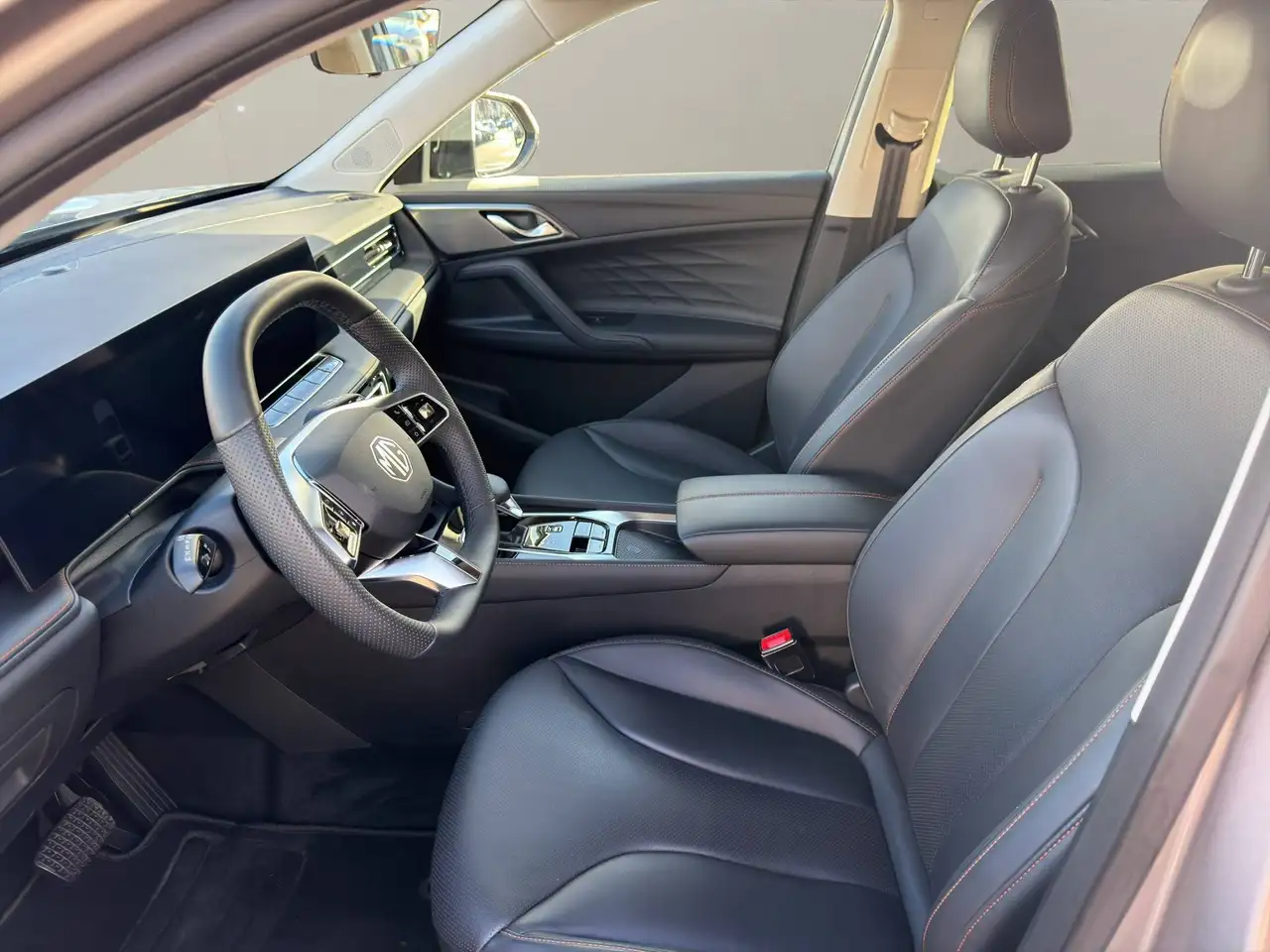 MG HS HS 1.5T Aut. Luxury! Allwetterreifen! Sofort Verfügbar! — Vehicle gallery 10