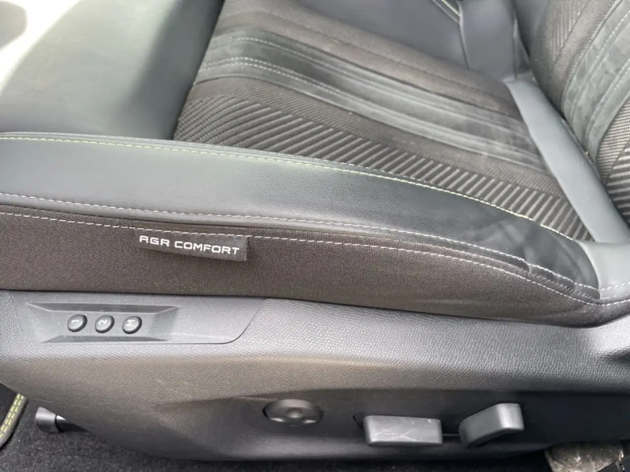 Peugeot 408 GT PT 130 EAT8 El. Panodach Navi Memory Sitze 360 — Vehicle gallery 21