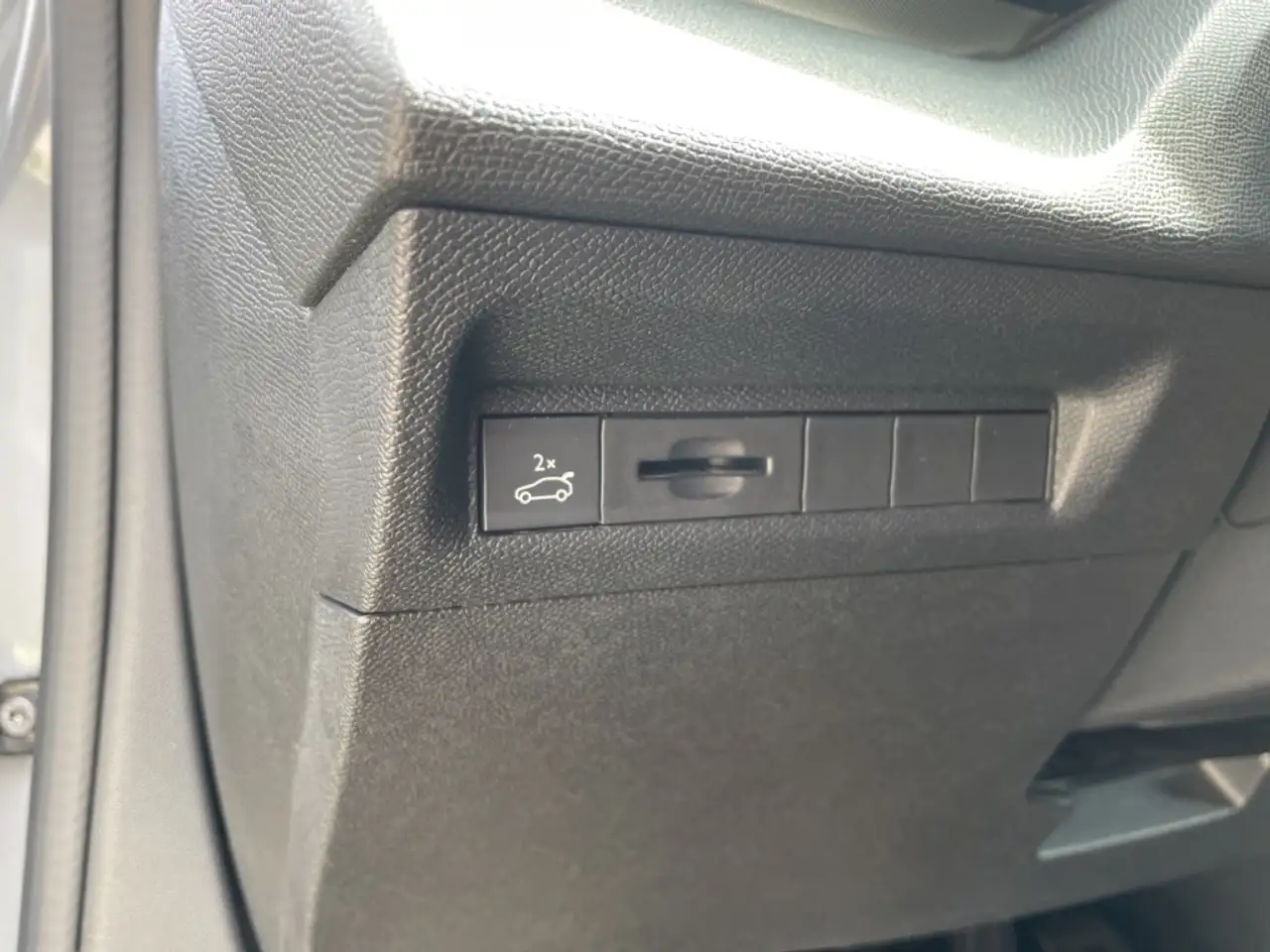 Peugeot 408 GT PT 130 EAT8 El. Panodach Navi Memory Sitze 360 — Vehicle gallery 20