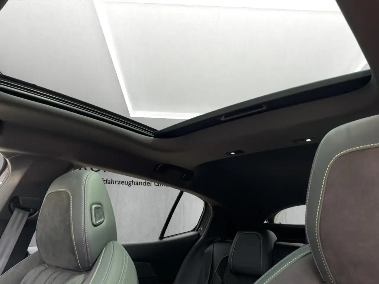 Peugeot 408 GT PT 130 EAT8 El. Panodach Navi Memory Sitze 360 — Vehicle gallery 17