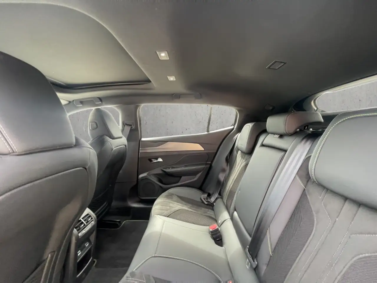 Peugeot 408 GT PT 130 EAT8 El. Panodach Navi Memory Sitze 360 — Vehicle gallery 8