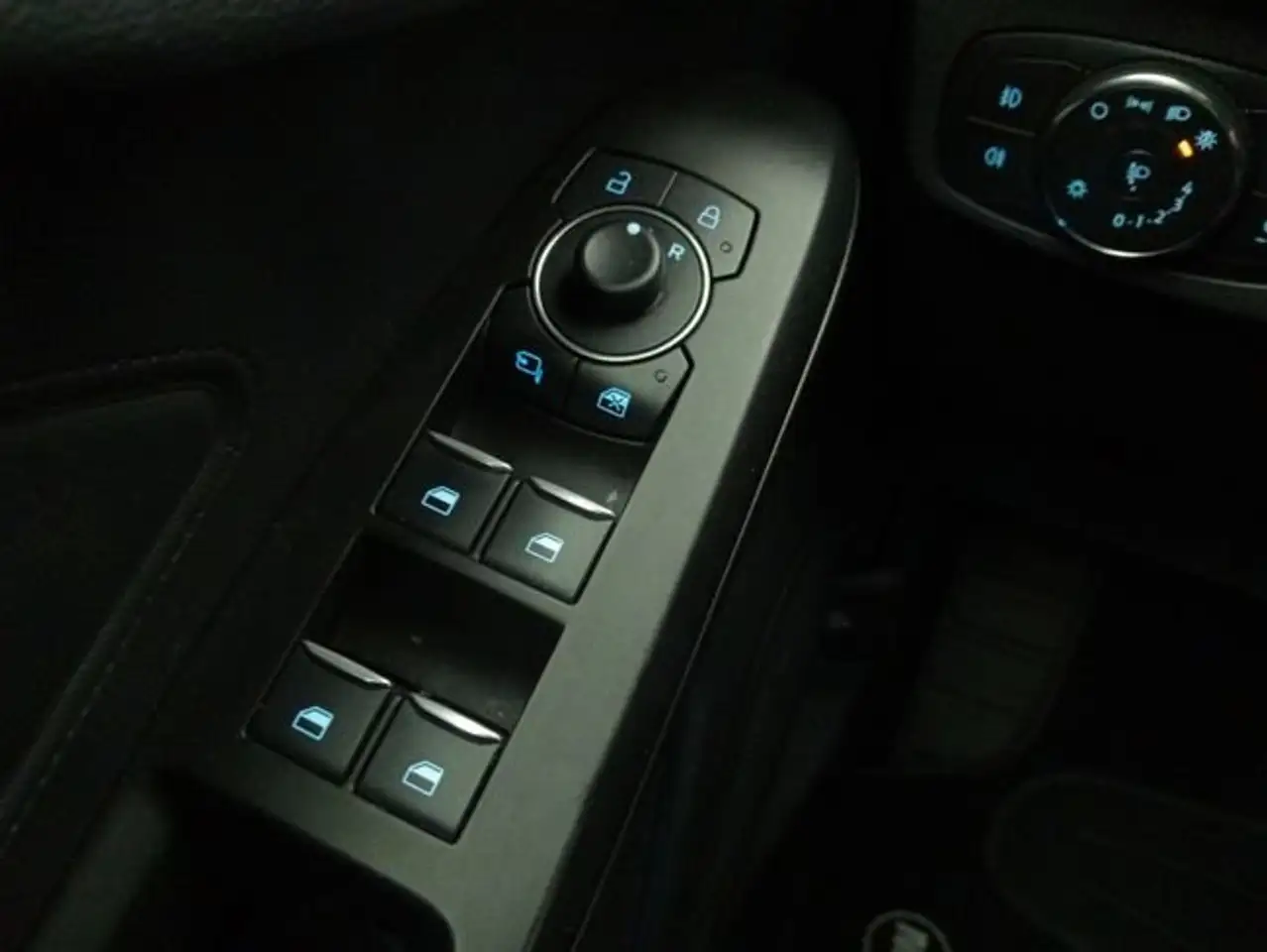 Ford Focus 1.0 Ecoboost MHEV 92kW ST-Line — معرض صور السيارة 19