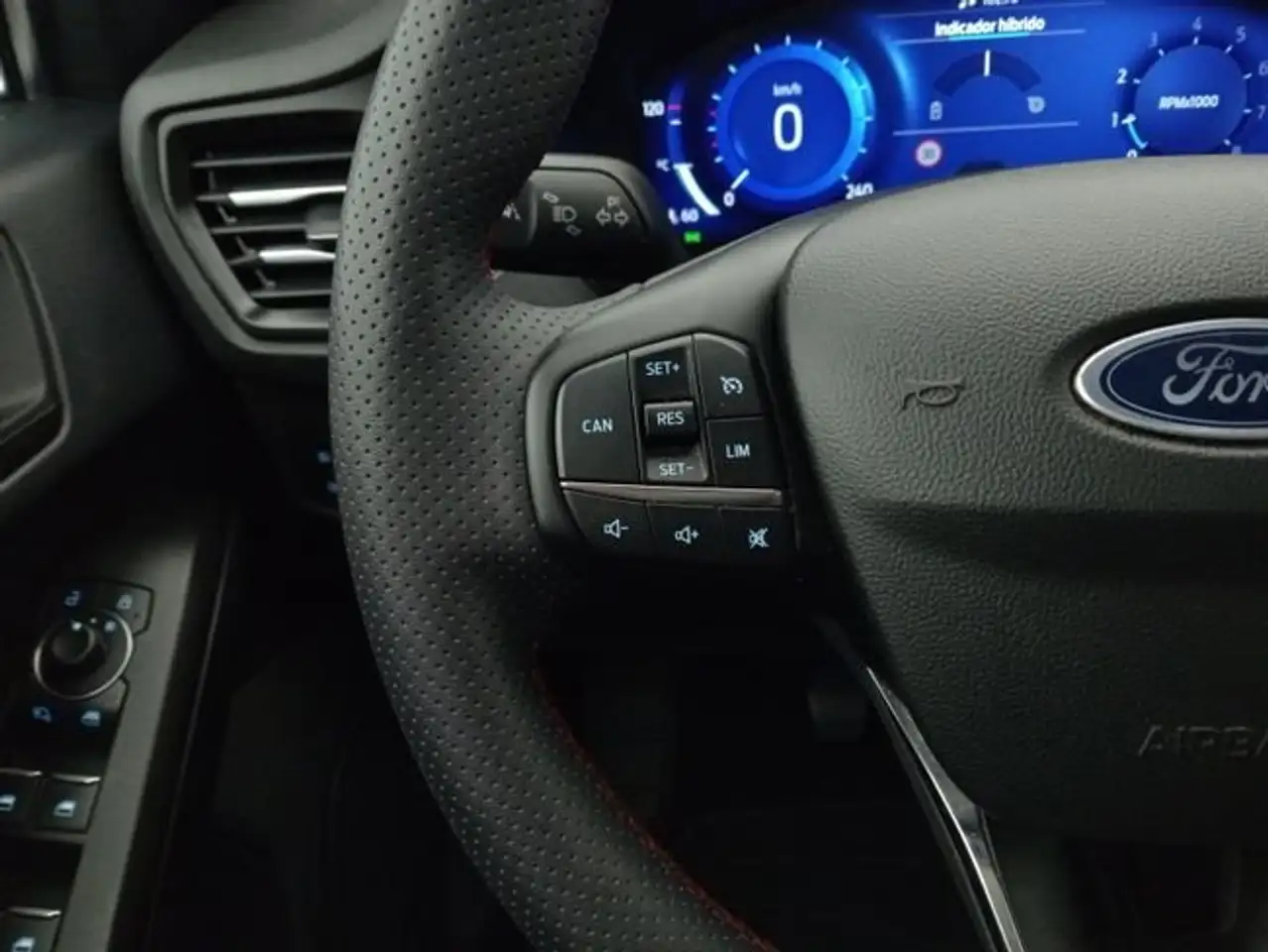 Ford Focus 1.0 Ecoboost MHEV 92kW ST-Line — معرض صور السيارة 15