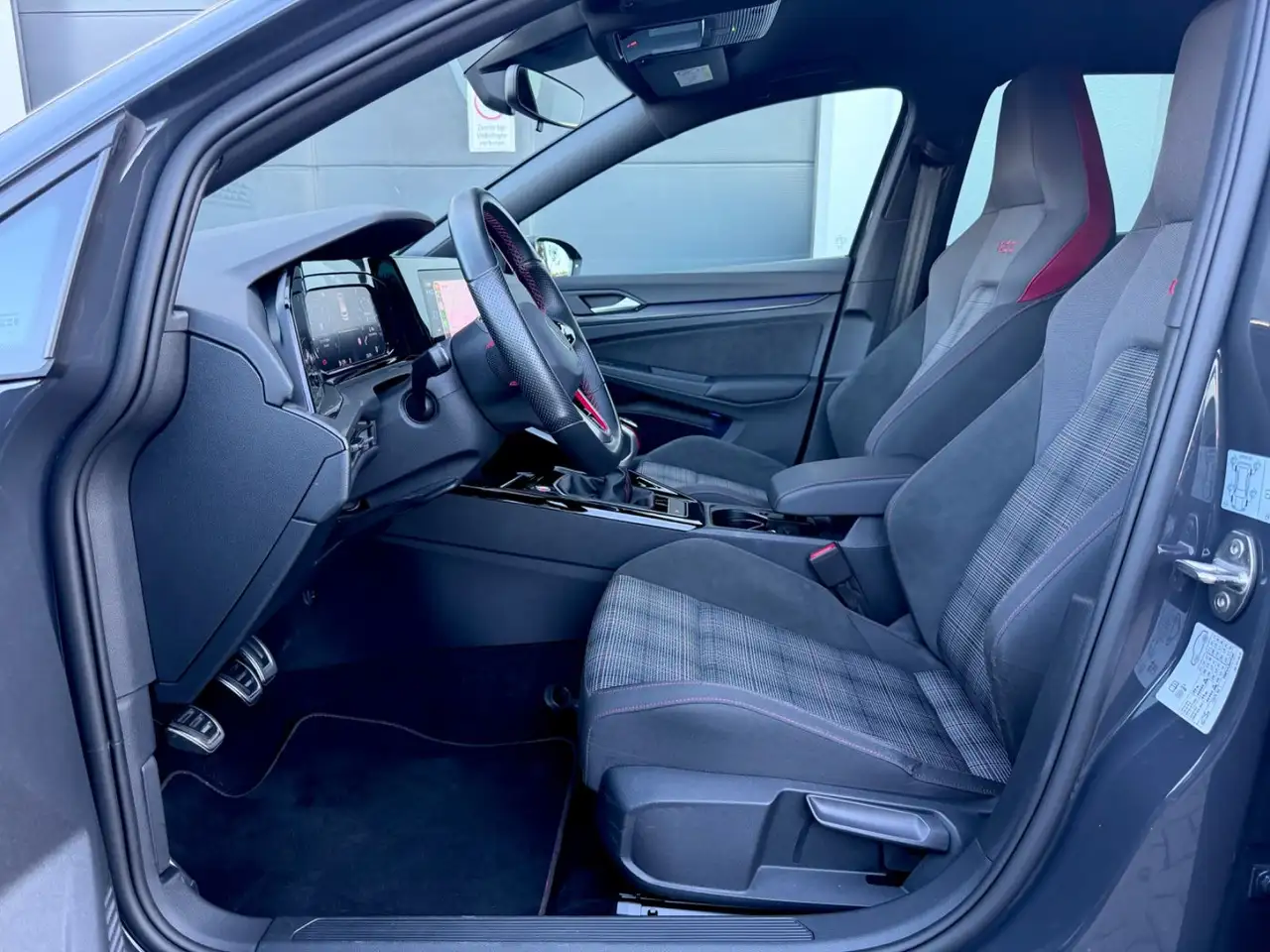 Volkswagen Golf 8 Lim. GTI /NAVI/LED/PDC/SCHALTER/1.HAND/ — معرض صور السيارة 9