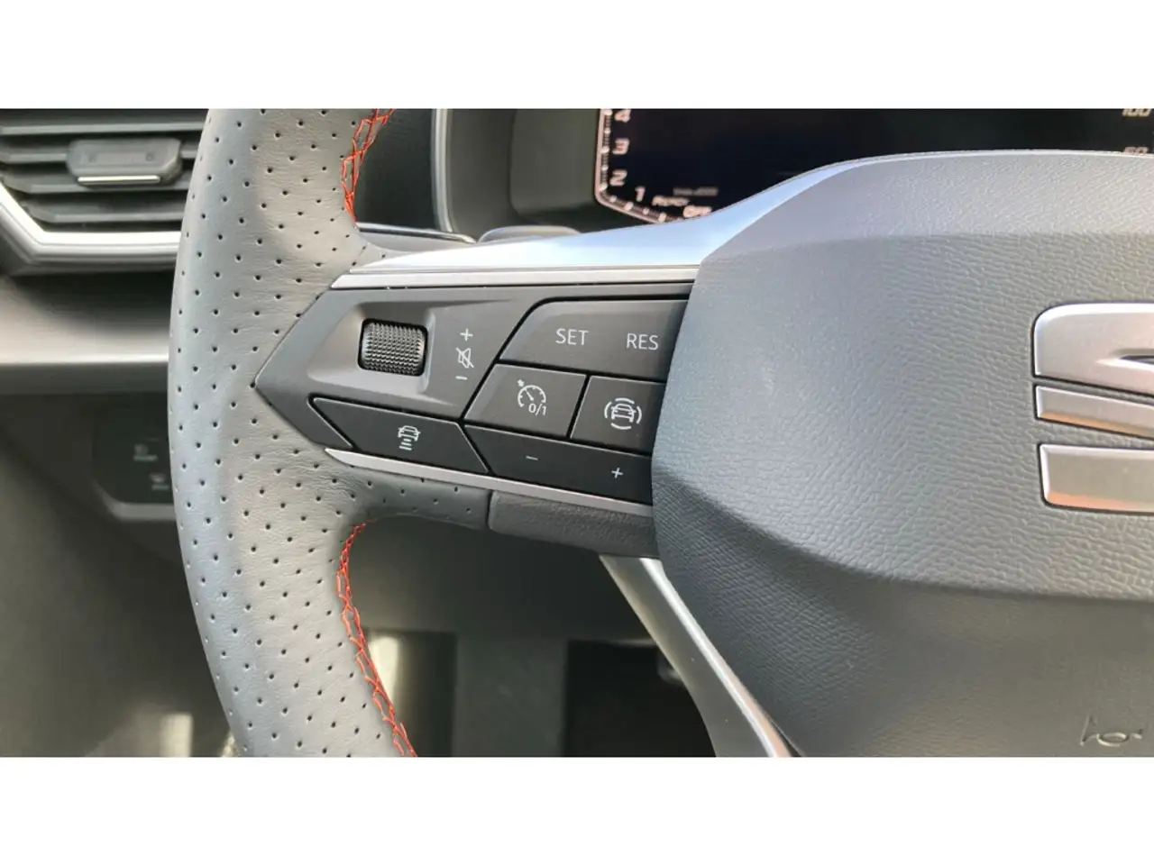 SEAT Leon SPORTSTOURER 1.5 eTSI DSG FR KAMERA+SHZ+ACC — معرض صور السيارة 22