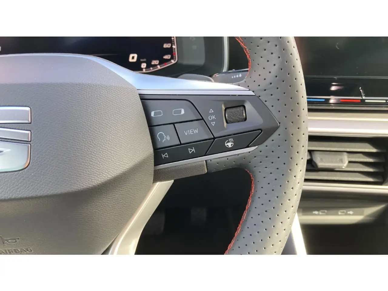 SEAT Leon SPORTSTOURER 1.5 eTSI DSG FR KAMERA+SHZ+ACC — معرض صور السيارة 23