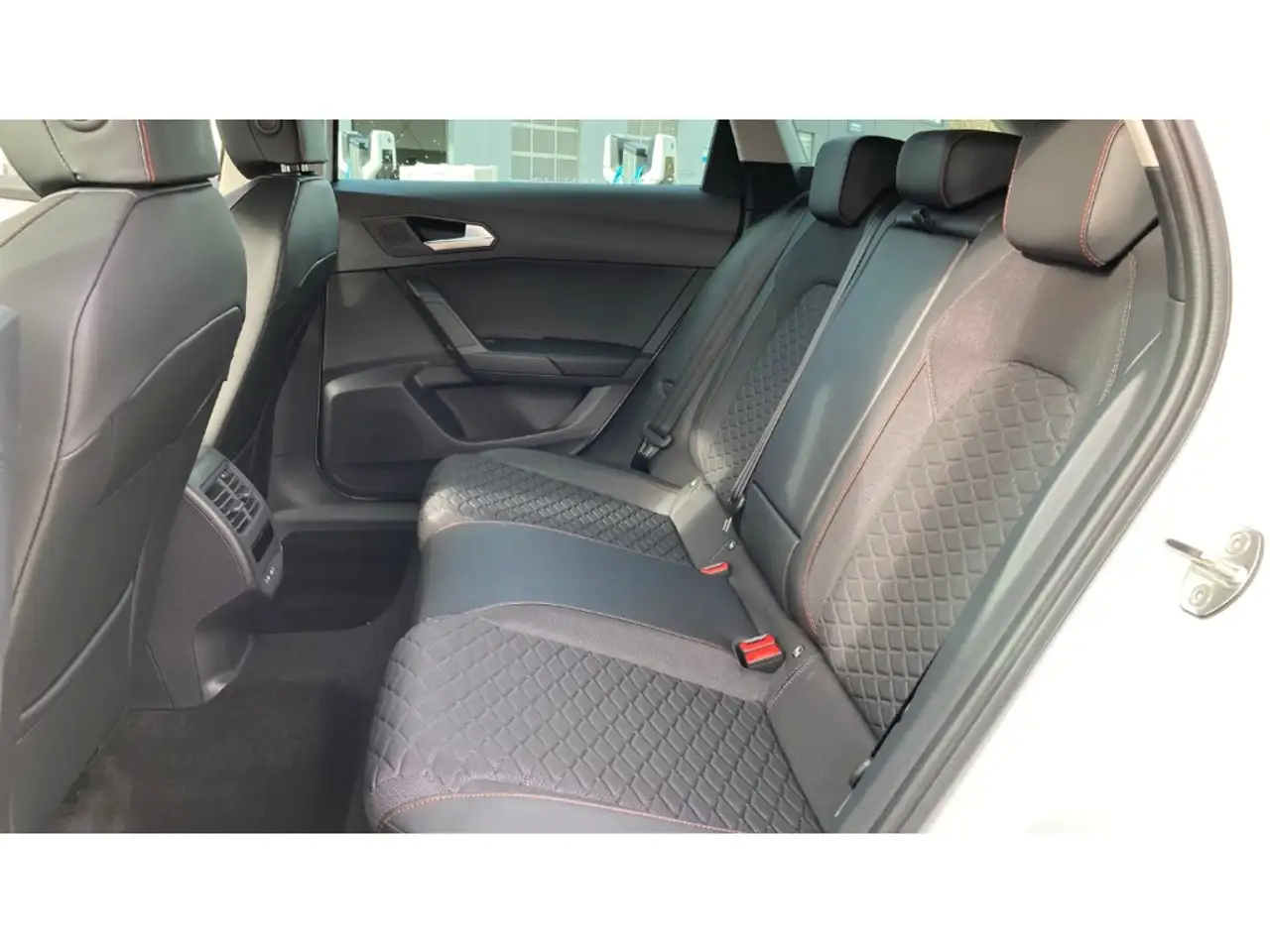 SEAT Leon SPORTSTOURER 1.5 eTSI DSG FR KAMERA+SHZ+ACC — معرض صور السيارة 11