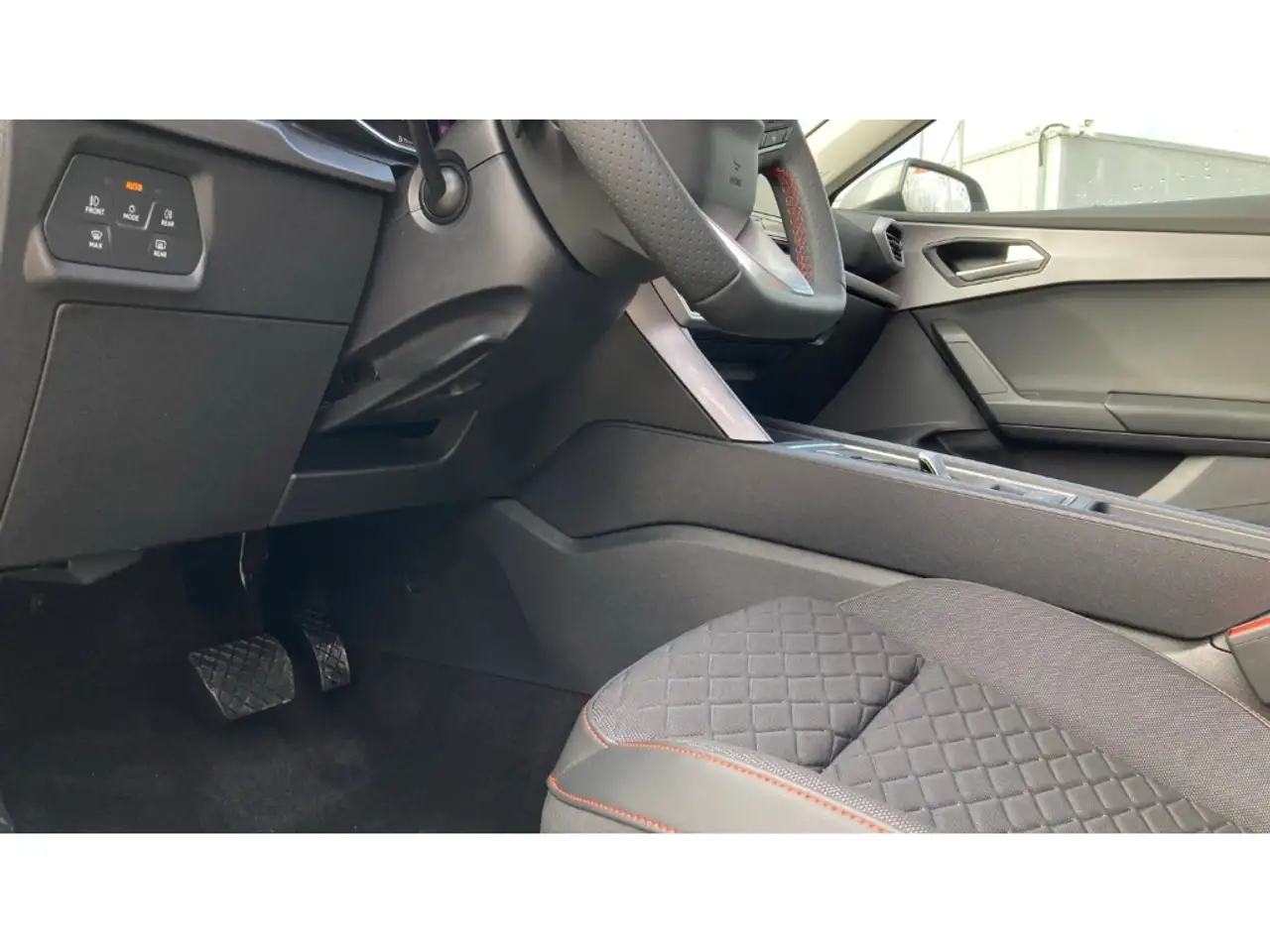SEAT Leon SPORTSTOURER 1.5 eTSI DSG FR KAMERA+SHZ+ACC — معرض صور السيارة 21