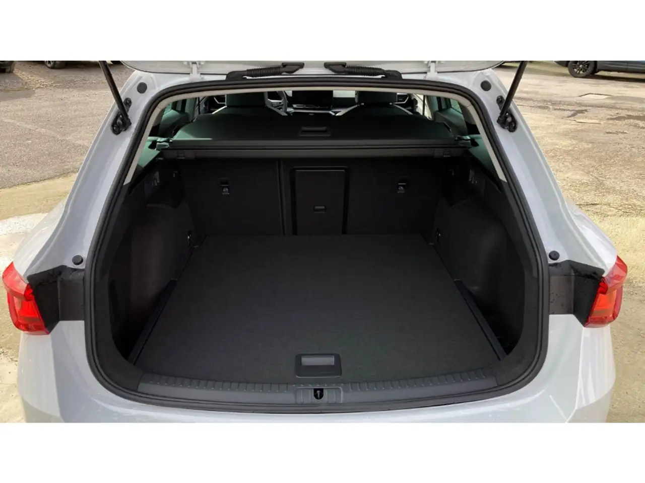 SEAT Leon SPORTSTOURER 1.5 eTSI DSG FR KAMERA+SHZ+ACC — معرض صور السيارة 12