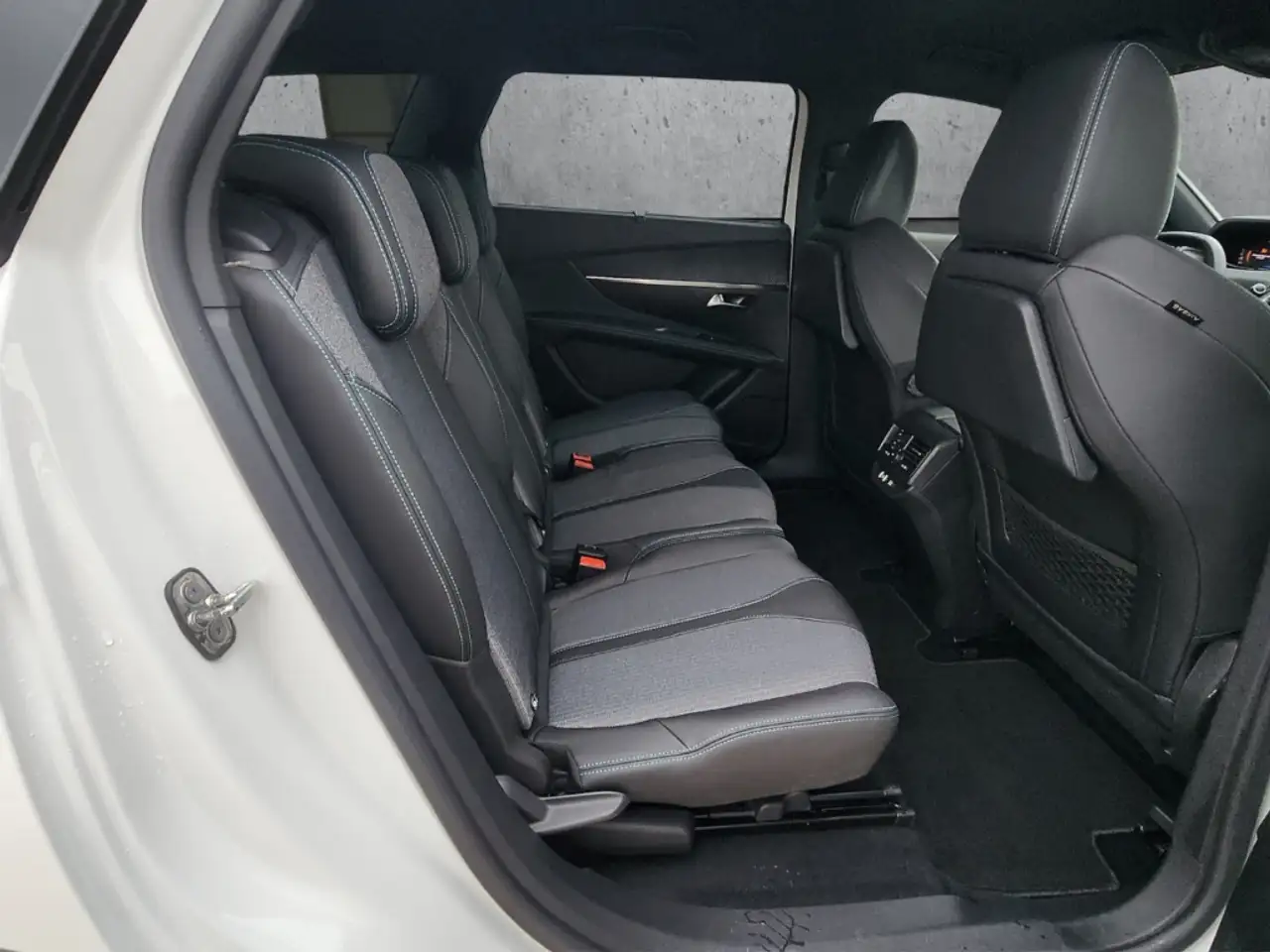 Peugeot 5008 Hybrid Allure Pack 136 e-DSC6 7-Sitzer SHZ Navi Di — Vehicle gallery 14