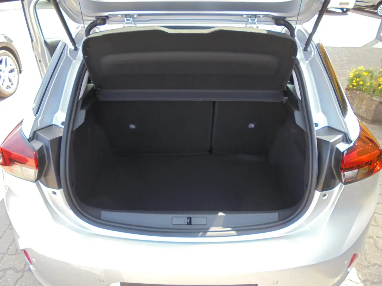 Opel Corsa 1.2 Edition Tech-Paket/Comfort-Paket/Metallic — Galería del vehículo 9