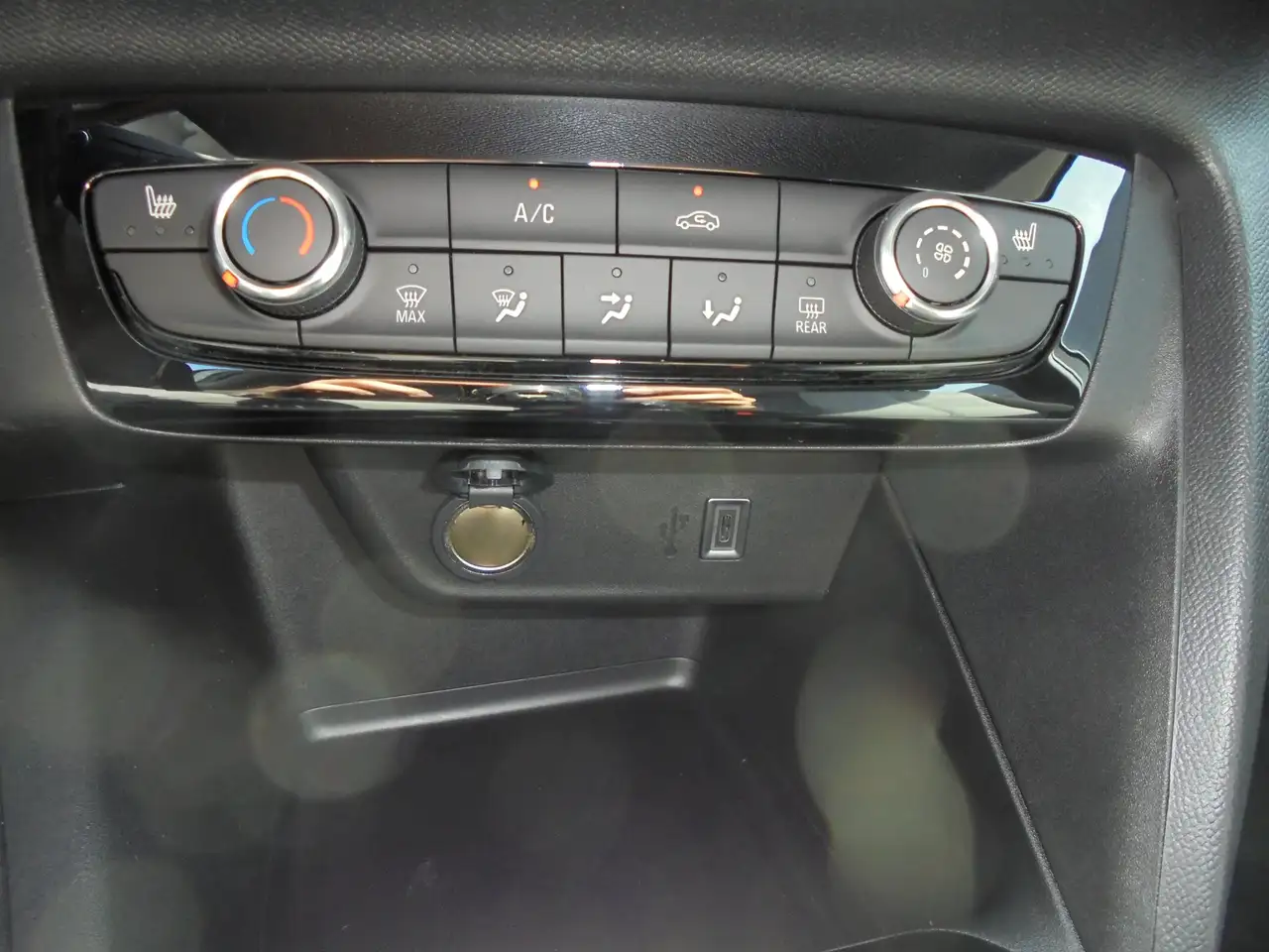 Opel Corsa 1.2 Edition Tech-Paket/Comfort-Paket/Metallic — Galería del vehículo 21