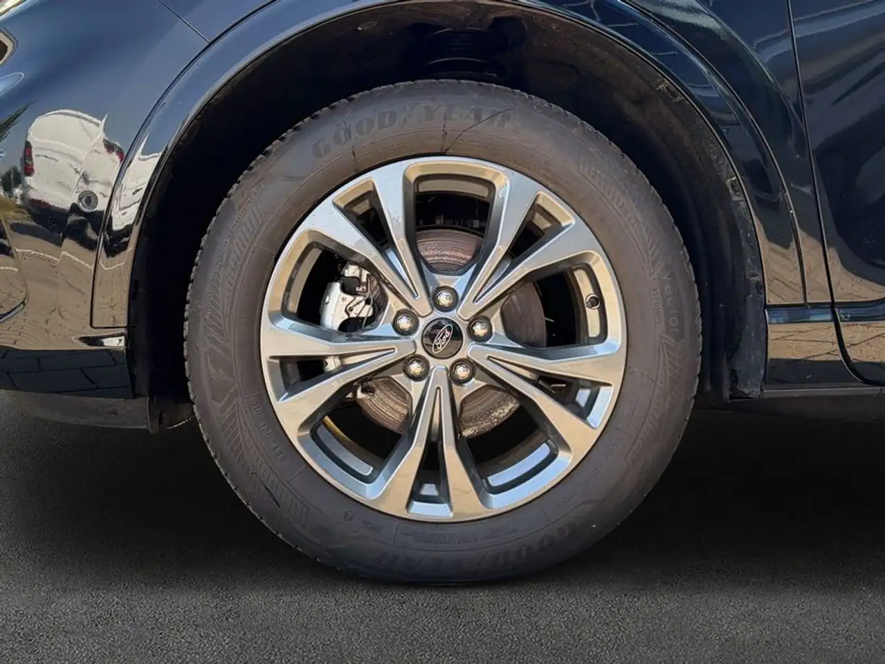 Ford Kuga 2.5 Duratec Plug-in-Hybrid PHEV ST-Line X — معرض صور السيارة 8