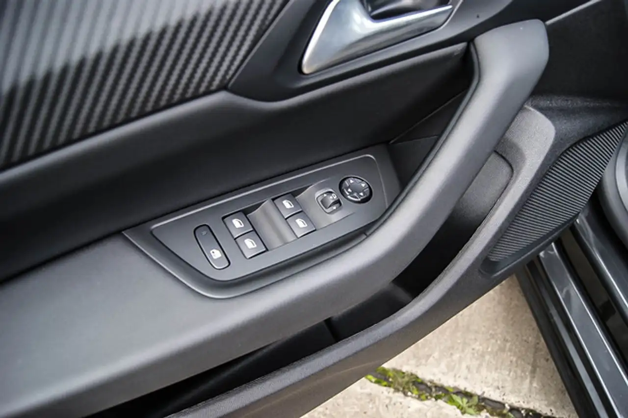 Peugeot 508 SW Hybrid 225 Allure ANHÄNGERKUPPLNG LED ACC — Vehicle gallery 22
