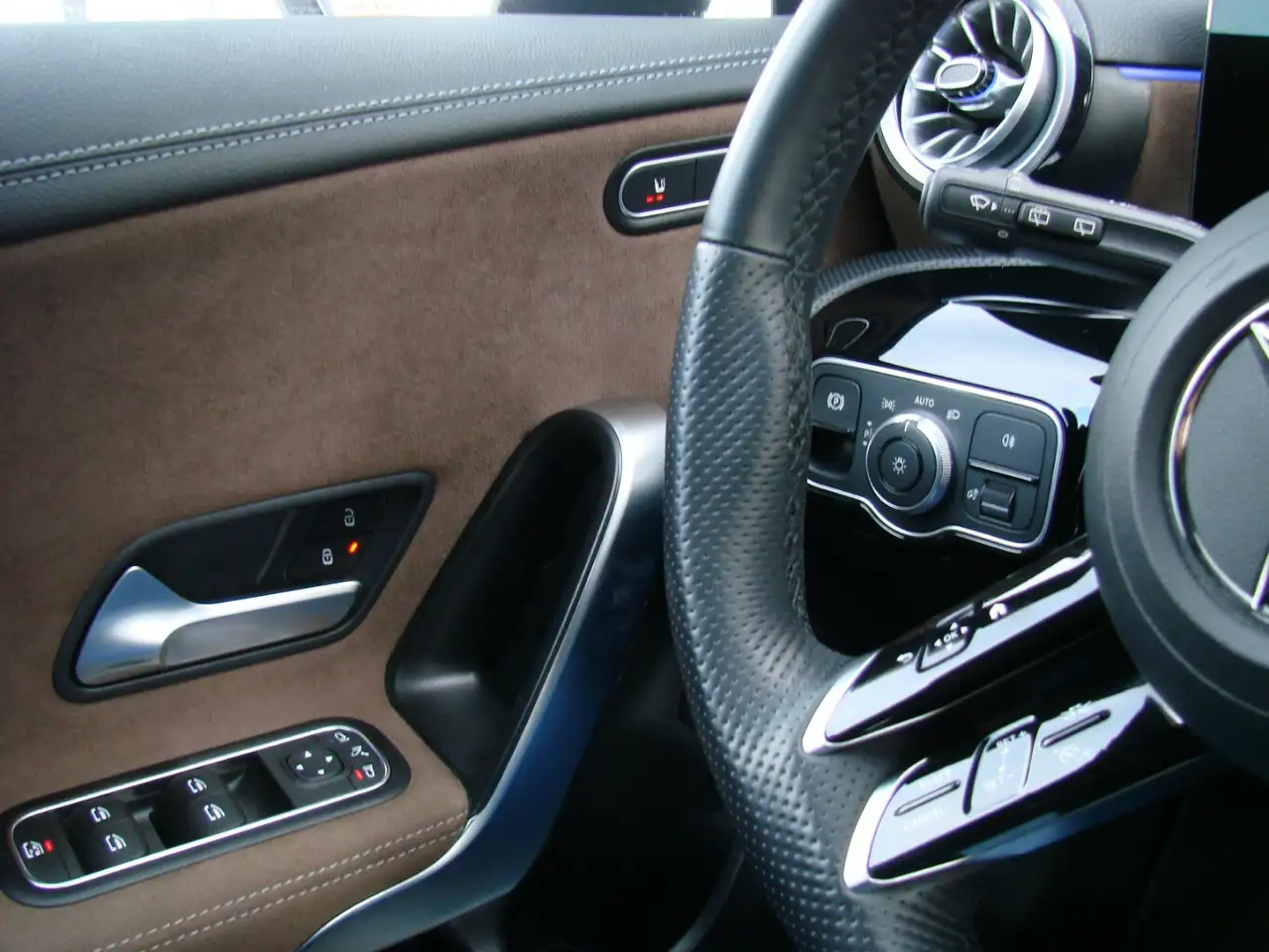 Mercedes-Benz CLA 180 AMG Night Paket LED 360º Distronic Pro — Galería del vehículo 9