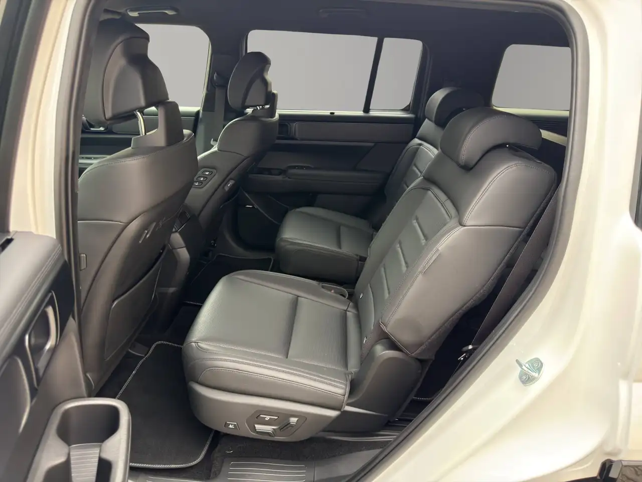 Hyundai SANTA FE 1.6 T-GDI PLUG IN HYBRID PHEV BLACKLINE 6-SITZER - 0,5% DIENSTWAGENBESTEUERUNG ! — Vehicle gallery 13