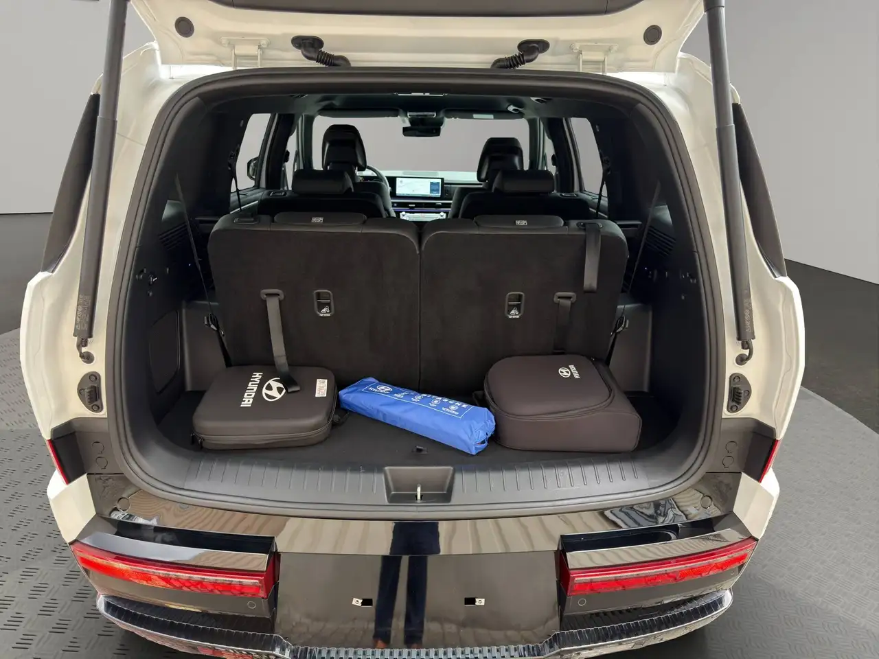 Hyundai SANTA FE 1.6 T-GDI PLUG IN HYBRID PHEV BLACKLINE 6-SITZER - 0,5% DIENSTWAGENBESTEUERUNG ! — Vehicle gallery 19