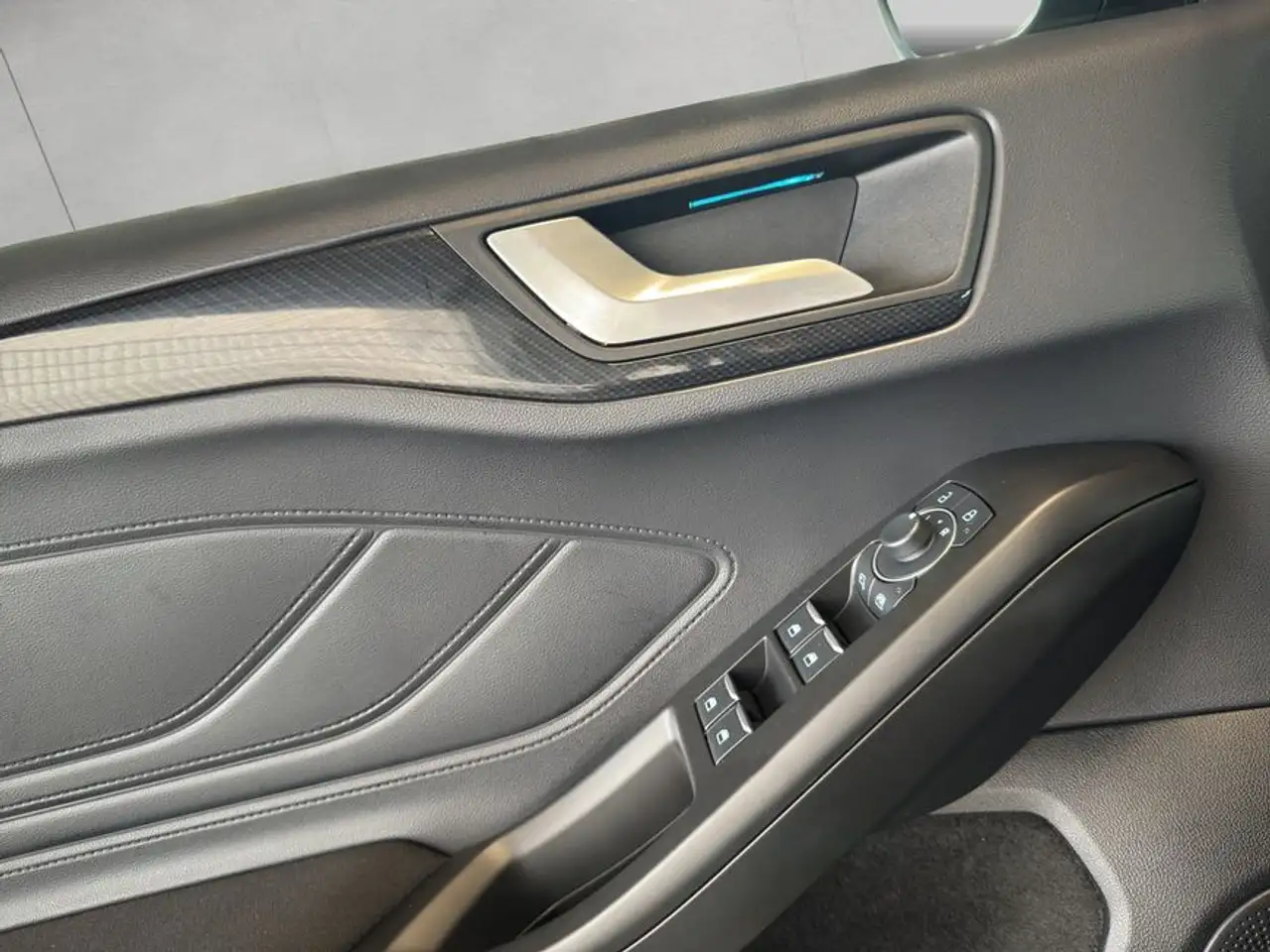 Ford Focus Turnier 1.0 EcoBoost Hybrid ST-LINE X — معرض صور السيارة 9