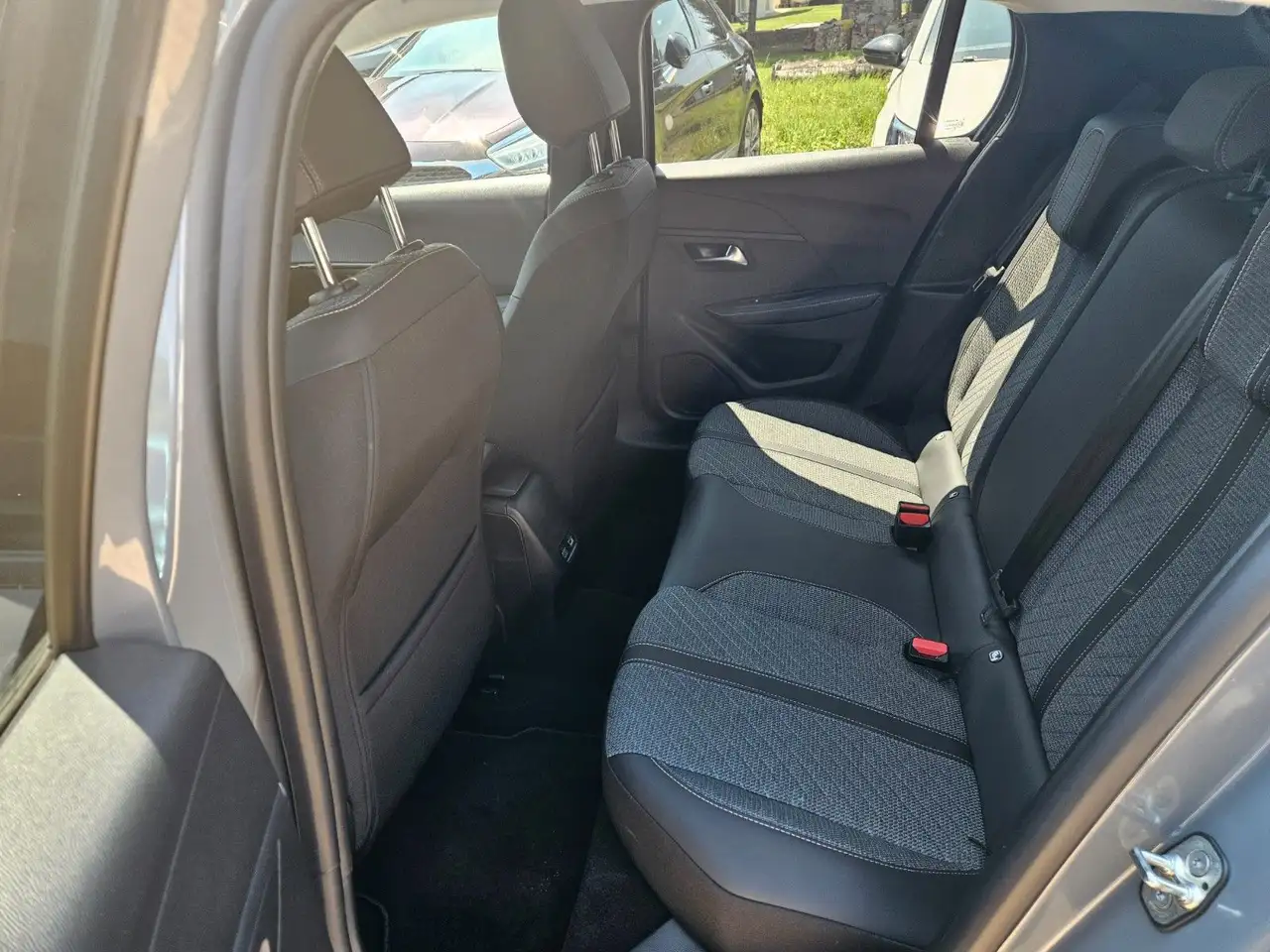 Peugeot 208 Allure 100 — Galerie du véhicule 18