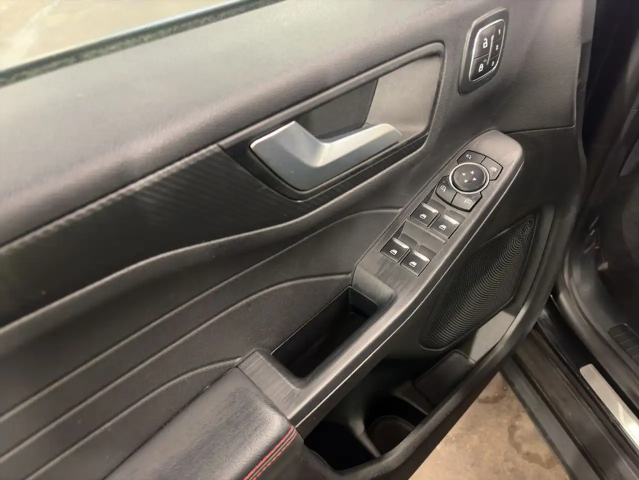 Ford Kuga 1.5 EcoBoost ST-LINE X — Galerie du véhicule 16
