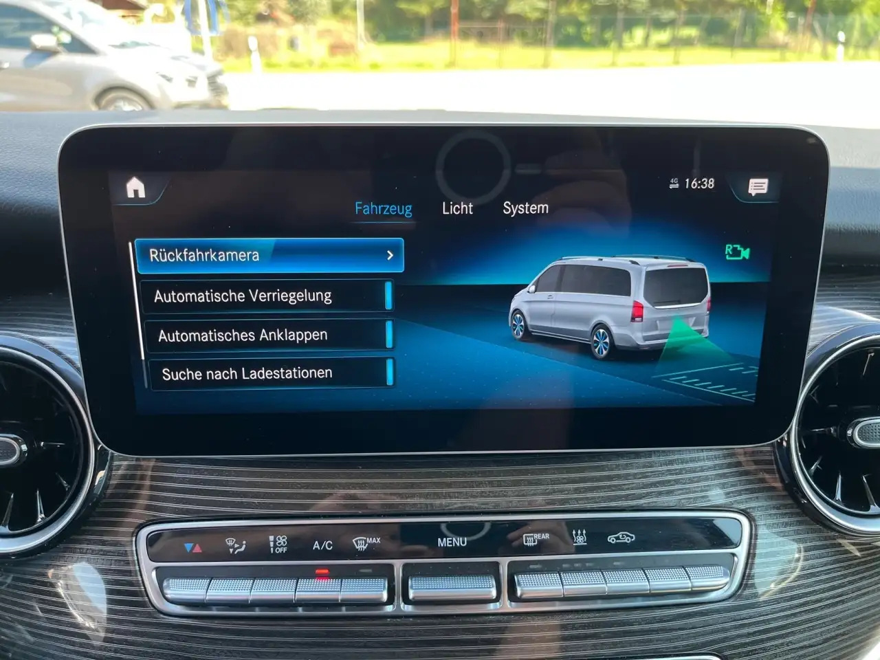 Mercedes-Benz EQV 300 AVANTGARDE Lang Airmatic*Kamera*Tisch-P* — Vehicle gallery 22