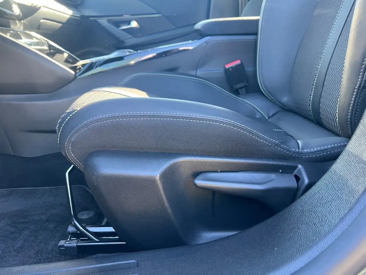 Peugeot 2008 1.2 PureTech 130 GT ACC KeyLess LED Navi — معرض صور السيارة 7