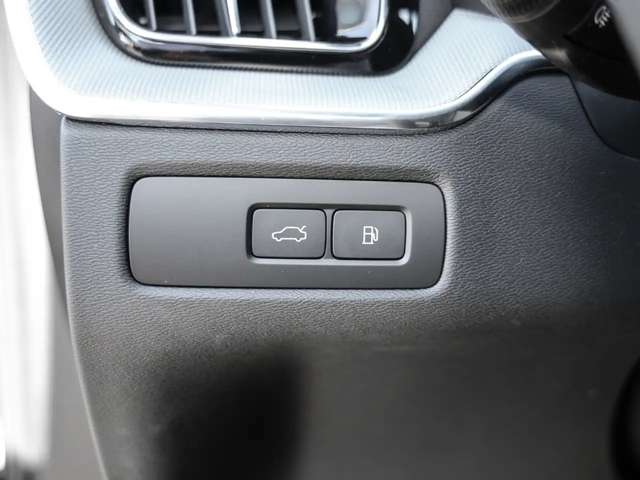 Volvo XC60 Plus Dark Recharge Plug-In Hybrid AWD T8 Twin Engi — Galerie du véhicule 10