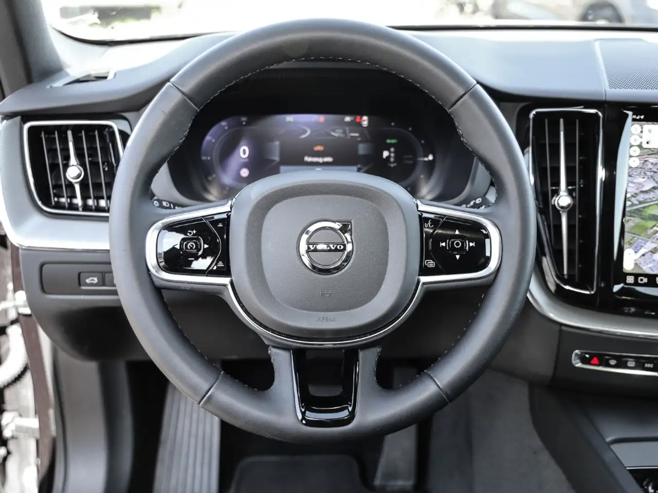 Volvo XC60 Plus Dark Recharge Plug-In Hybrid AWD T8 Twin Engi — Galerie du véhicule 6