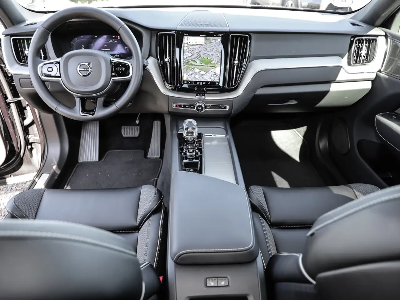 Volvo XC60 Plus Dark Recharge Plug-In Hybrid AWD T8 Twin Engi — Galerie du véhicule 5