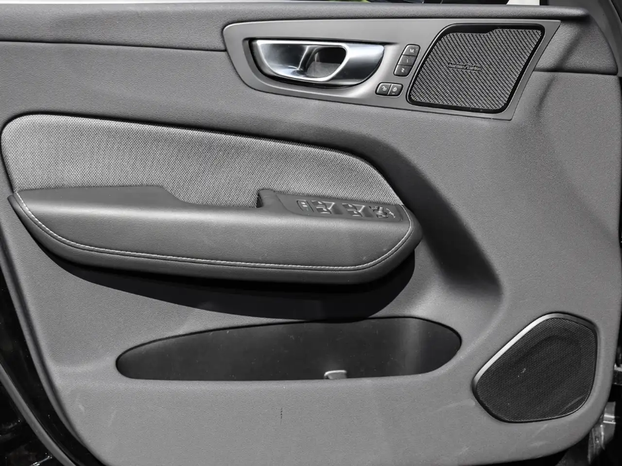 Volvo XC60 Plus Dark Recharge Plug-In Hybrid AWD T8 Twin Engi — Galerie du véhicule 9