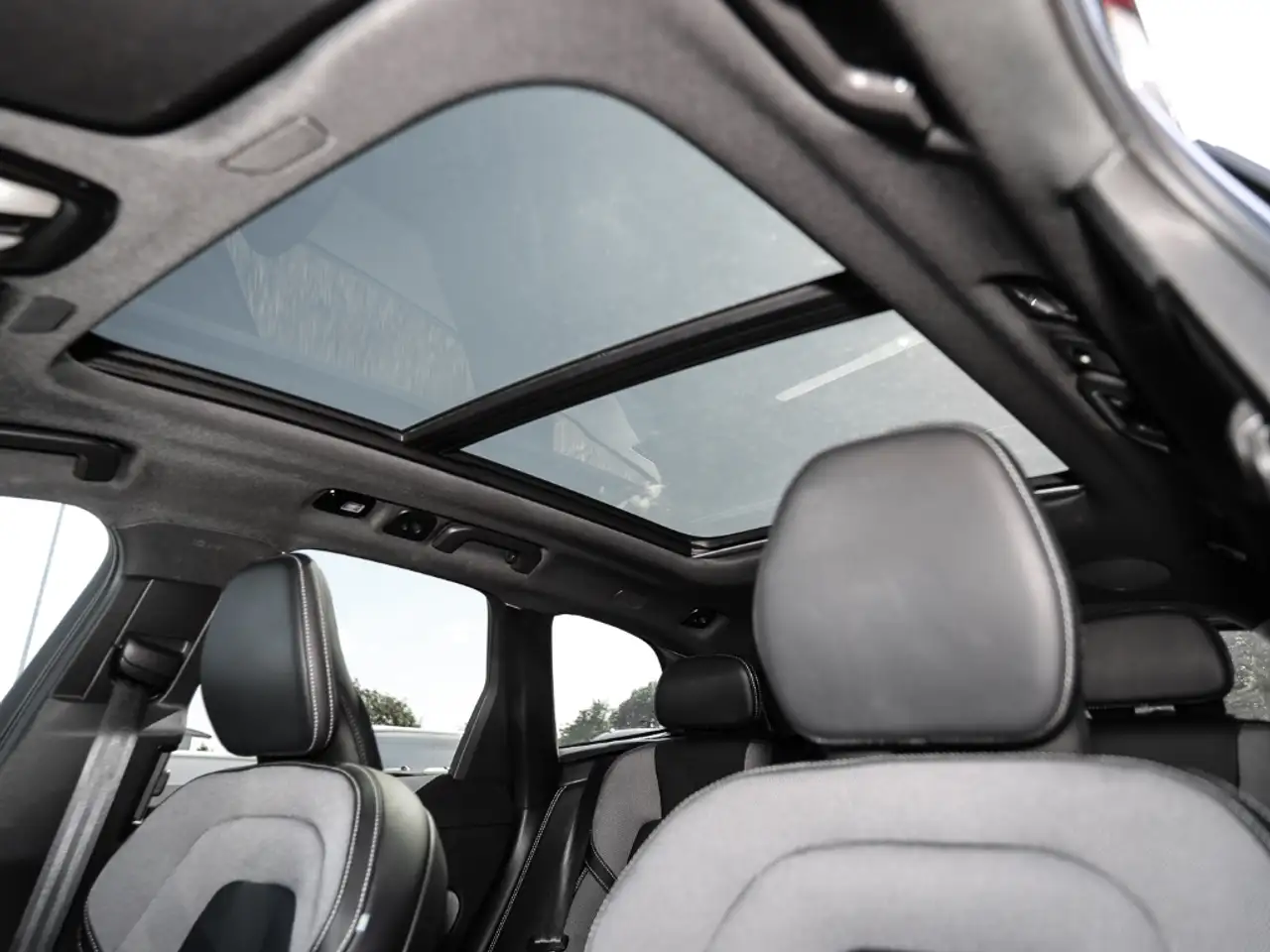 Volvo XC60 Plus Dark Recharge Plug-In Hybrid AWD T8 Twin Engi — Galerie du véhicule 12