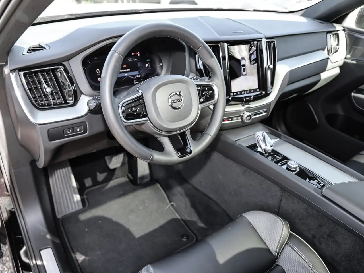 Volvo XC60 Plus Dark Recharge Plug-In Hybrid AWD T8 Twin Engi — Galerie du véhicule 4