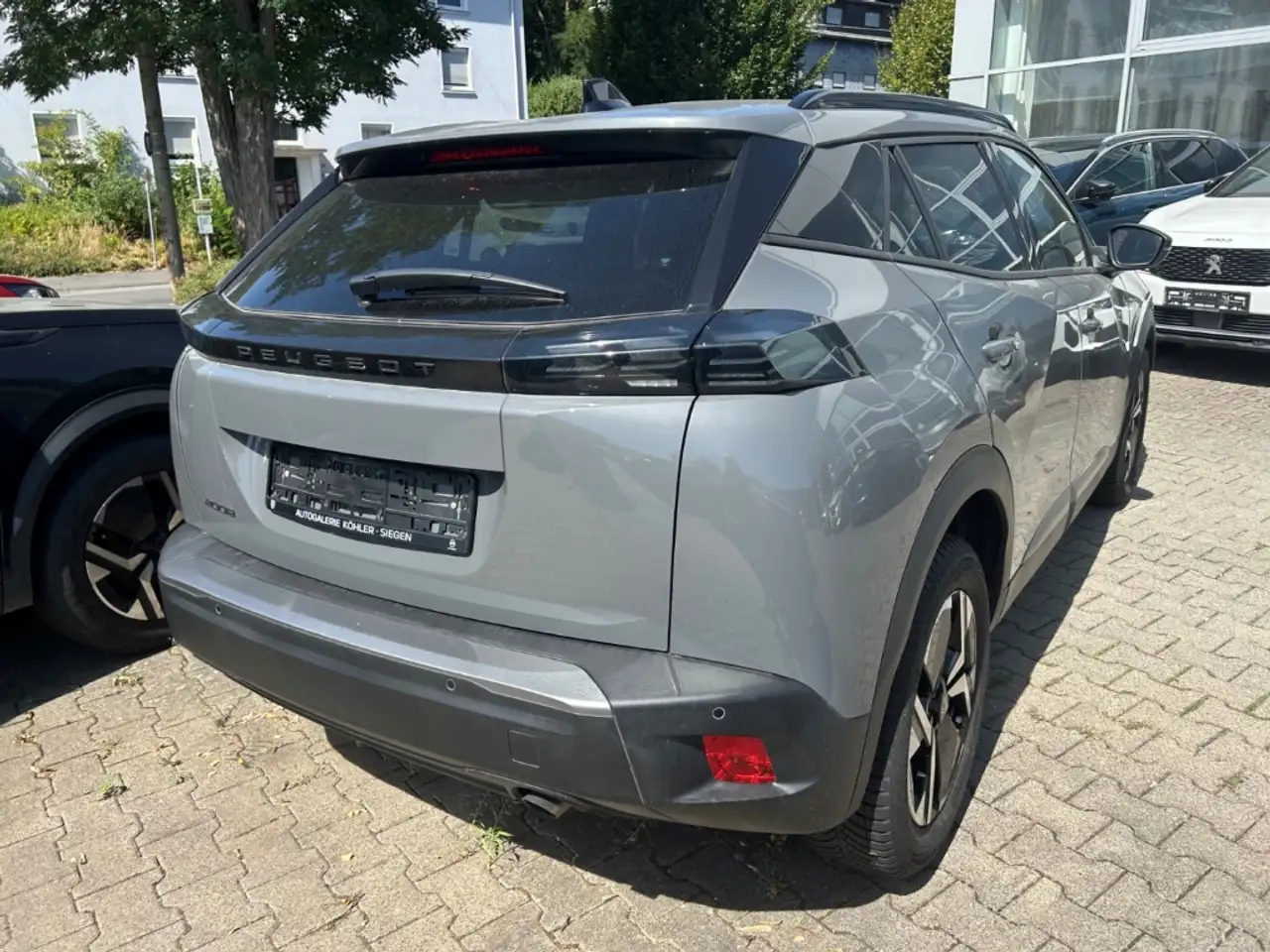 Peugeot 2008 Allure Apple CarPlay Android Auto Sitzheizung Klim — Vehicle gallery 6