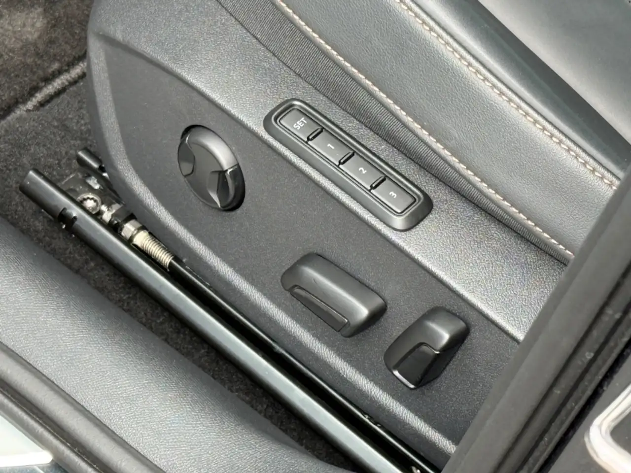 CUPRA Leon Sportstourer 1.5 eTSI ACT DSG AHK PANO Navi Beats — Galería del vehículo 32