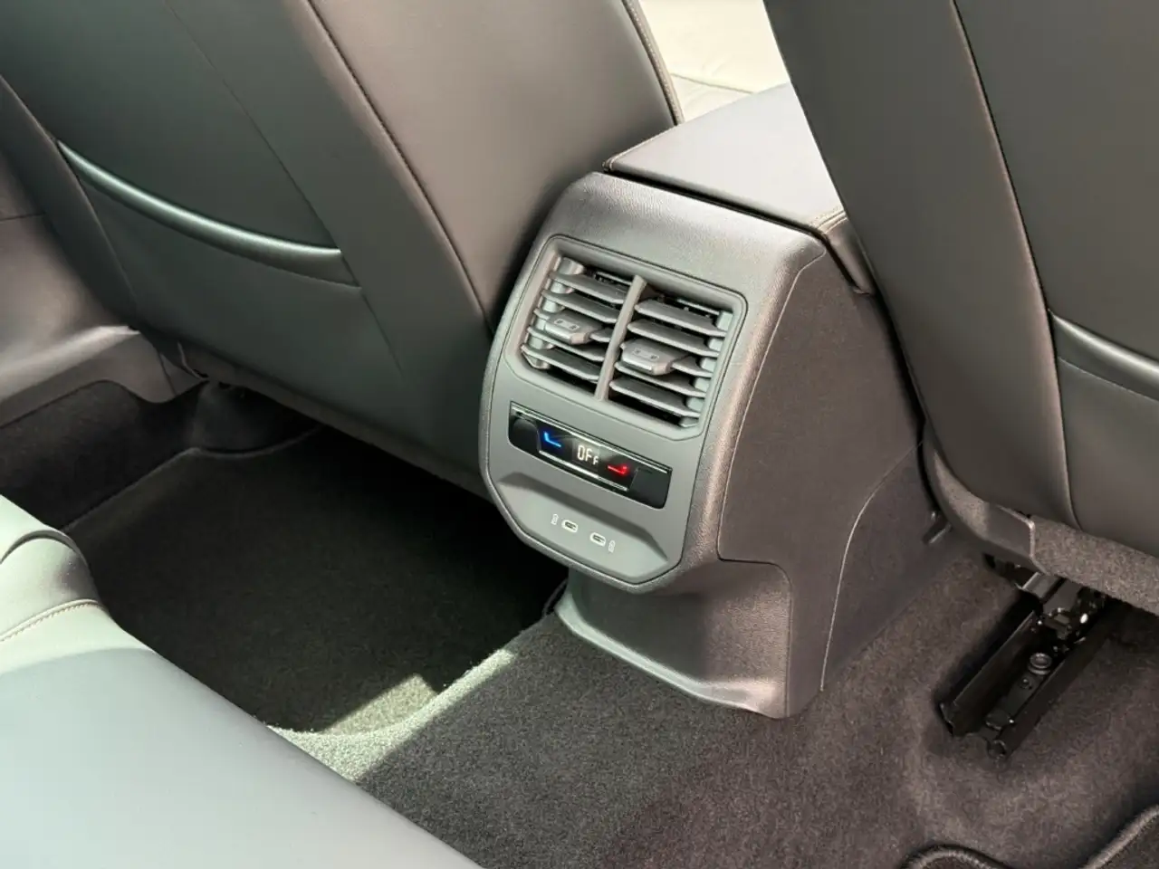 CUPRA Leon Sportstourer 1.5 eTSI ACT DSG AHK PANO Navi Beats — Galería del vehículo 22