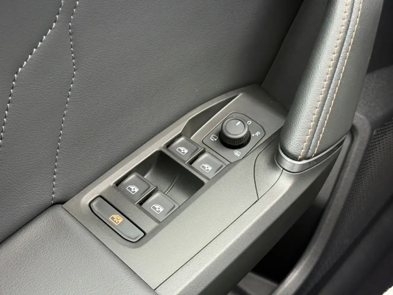 CUPRA Leon Sportstourer 1.5 eTSI ACT DSG AHK PANO Navi Beats — Galería del vehículo 30
