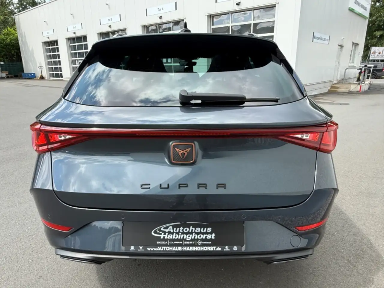 CUPRA Leon Sportstourer 1.5 eTSI ACT DSG AHK PANO Navi Beats — Galería del vehículo 16
