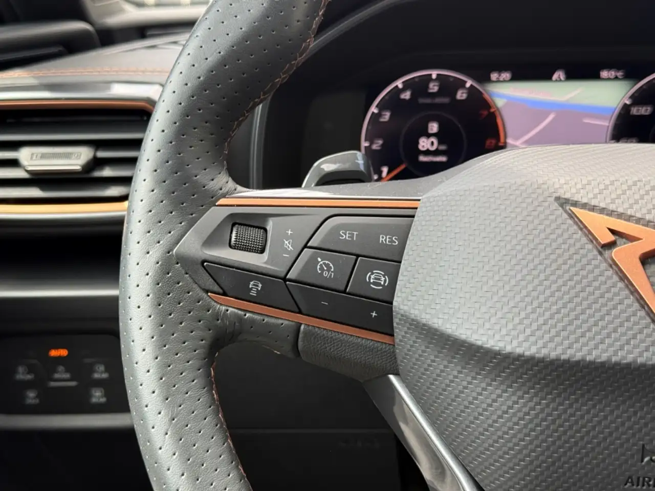 CUPRA Leon Sportstourer 1.5 eTSI ACT DSG AHK PANO Navi Beats — Galería del vehículo 23